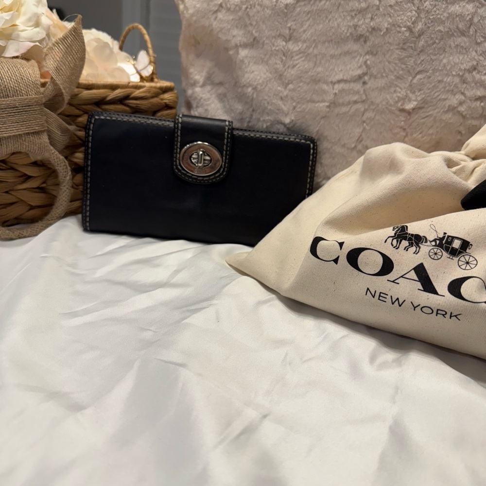 Coach Black Wallet Sleek Design